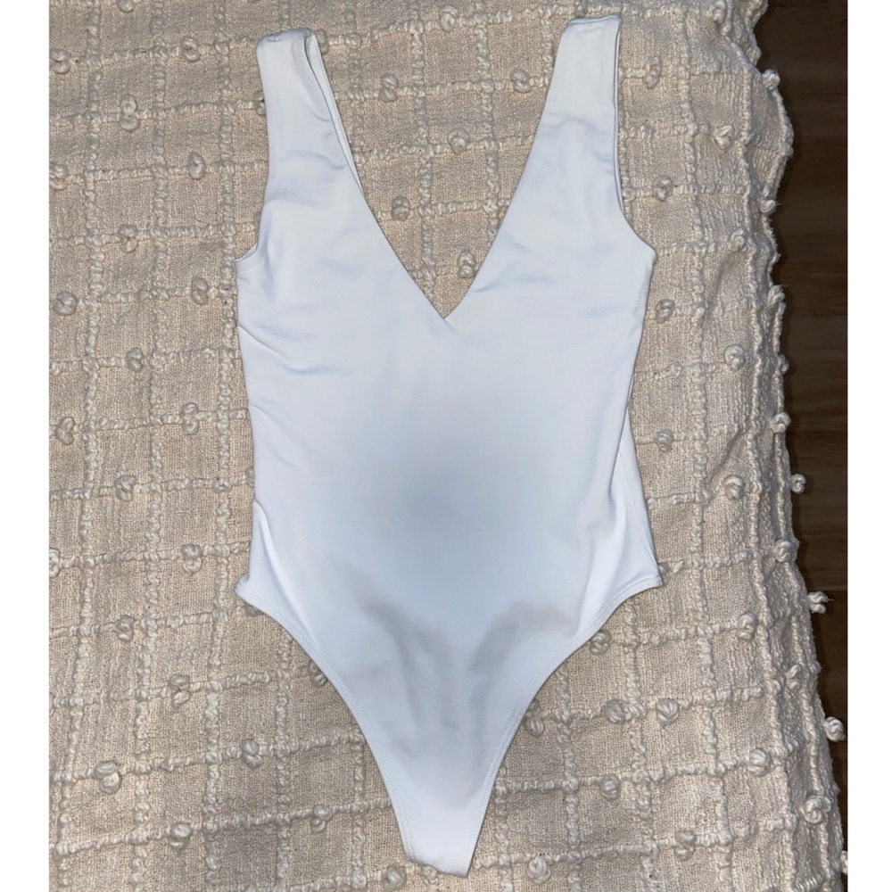 Aritzia Babaton white V neck bodysuit